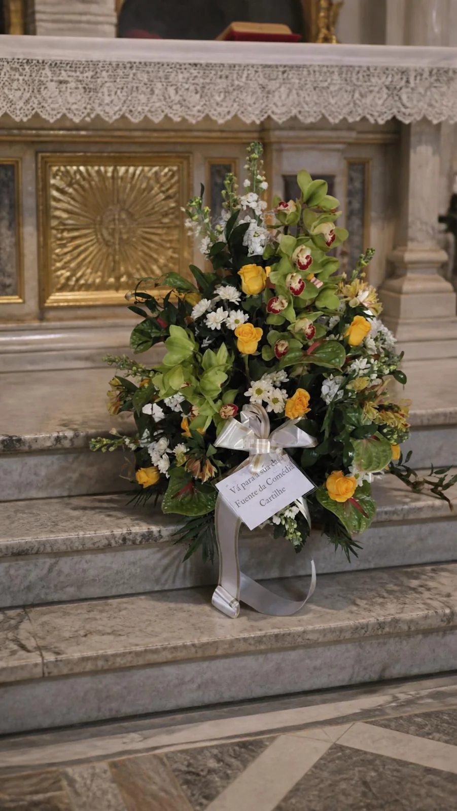 Composizione floreale presso l’altare