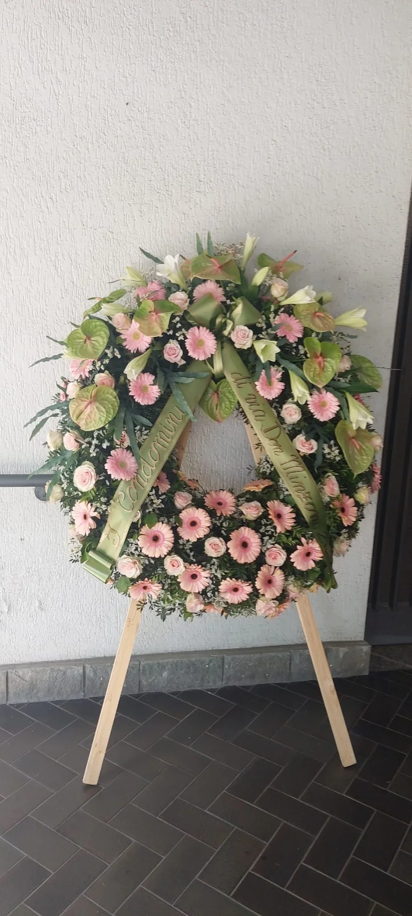 Corona funebre con fiori rosa