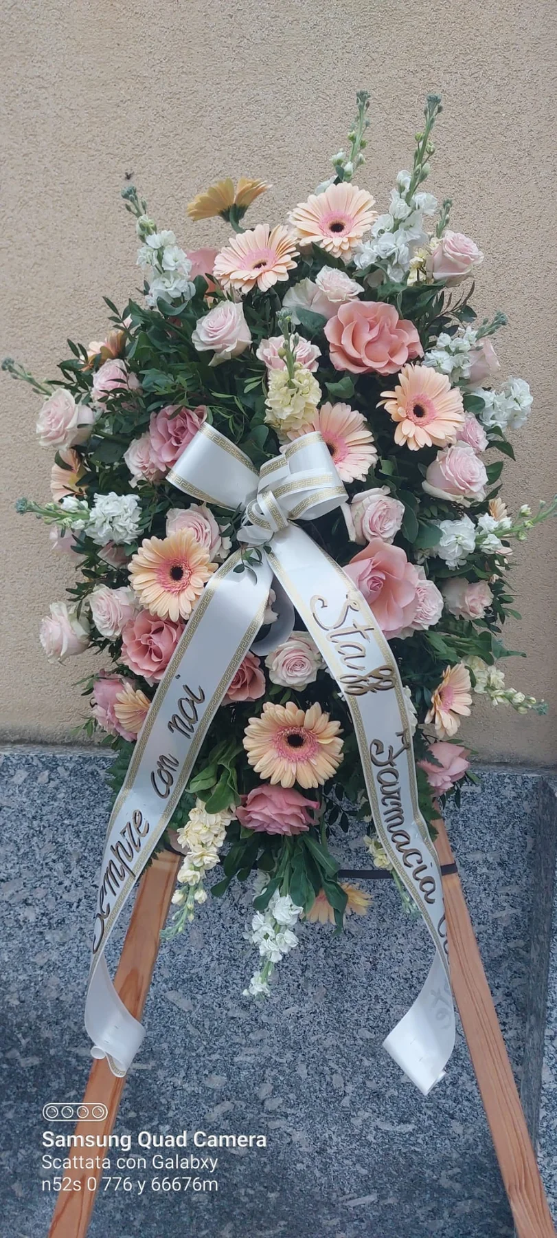 Corona funebre con fiori rosa e bianchi