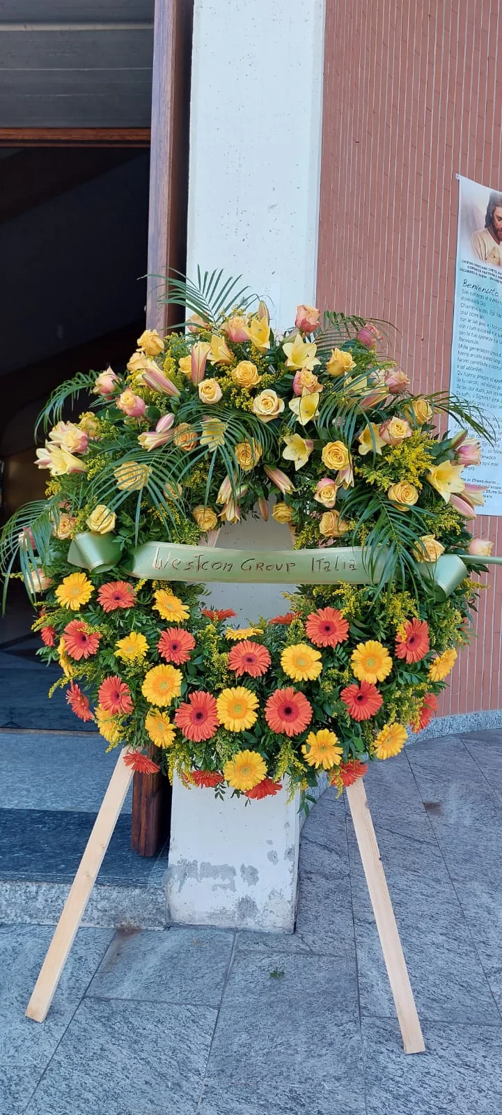 Corona funebre con fiori gialli e arancioni
