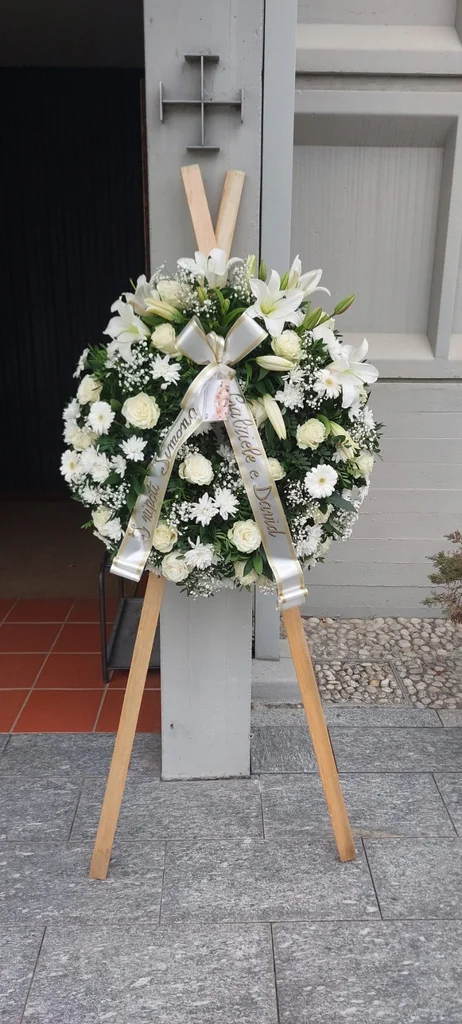 Corona funebre di fiori bianchi su cavalletto