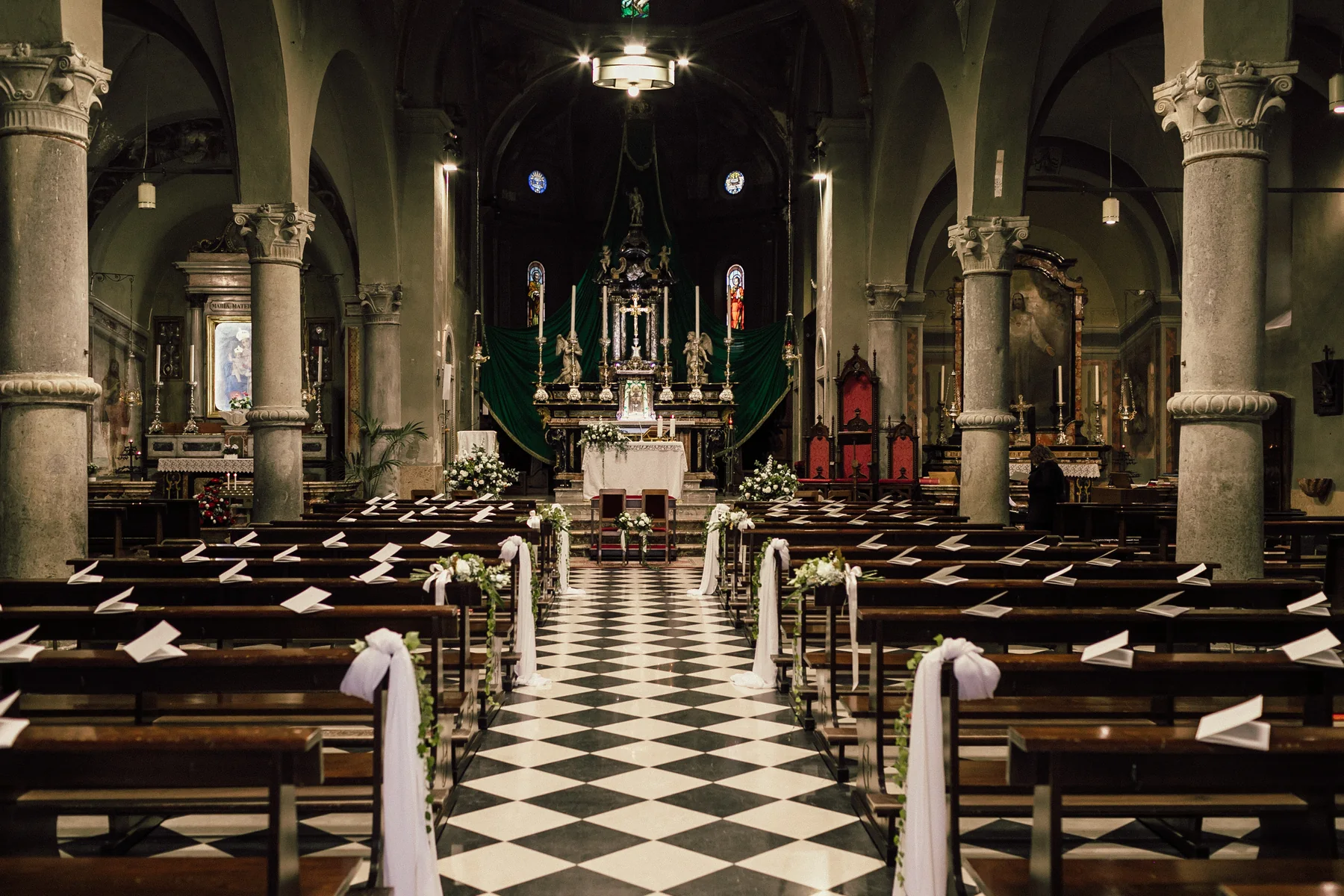 Chiesa decorata per la cerimonia